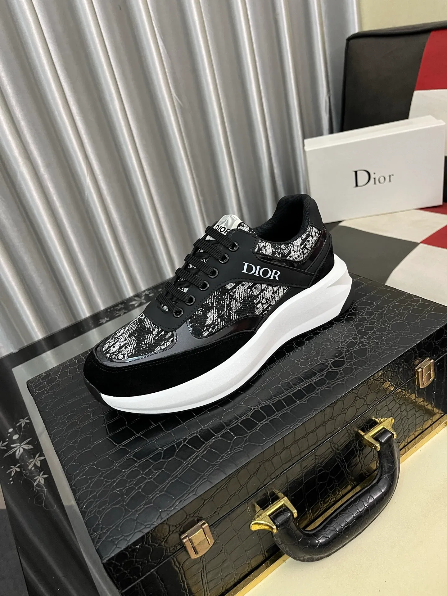 Men's men's shoes💰440⌚️⌚️[Dior] 25ss new product B01 moral training shoes. The toe dimensions of the couple's style are a bit wider. The upper foot comfort is perfect. The threads are beautiful. Perfectly suitable for trousers. Decorated with various classic details. Ideal for daily looks. Can be matched with various casual items to create exquisite looks. Fabric: top layer cowhide/lining sheepskin TPU original outsole Code number: 38-444️⃣Colors available